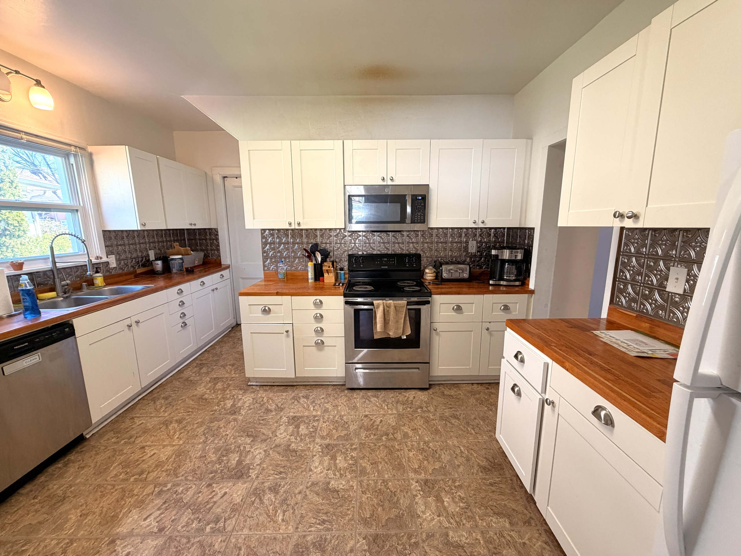 Kitchen – With above stove microwave